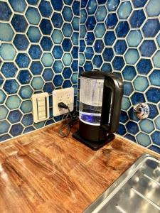 a coffee maker sitting on a counter in a kitchen at koikoi天神町 in Takamatsu