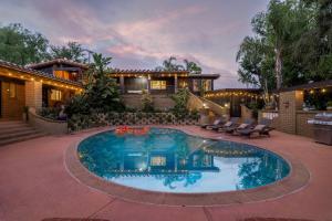 una casa con piscina frente a una casa en Tropical, Private, Heated pool, Petting zoo!, en Vista
