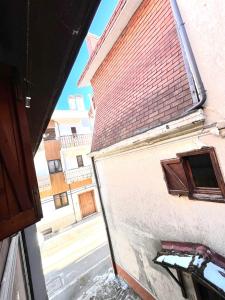 een uitzicht vanuit een raam van een gebouw bij Casa vacanza La Genziana in Roccaraso