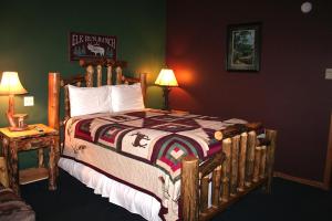 um quarto com uma cama grande e uma estrutura em madeira em Timber Creek Chalets- 4 chalet em Estes Park