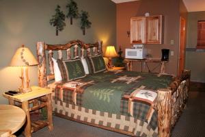 ein Schlafzimmer mit einem großen Bett in einem Zimmer in der Unterkunft Timber Creek Chalets- 2A chalet in Estes Park