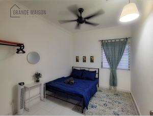 a bedroom with a bed and a ceiling fan at GRANDE MAISON HOMES 2 A'Famosa Golf view Near WATERPARK l UITM l HONDA l Netflix l Self Check in in Kampong Alor Gajah