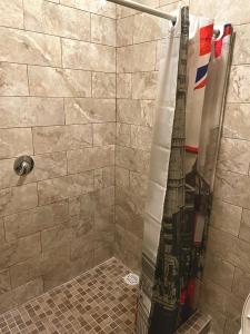 y baño con ducha y puerta de cristal. en Posadas LUZ DE MAR, en Dzilam de Bravo