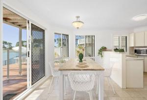 uma cozinha e sala de jantar com mesa e cadeiras em 64 Isle of Palms em Gold Coast