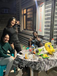 un gruppo di persone seduti intorno a un tavolo di The Light House a Srinagar Altre 29 foto