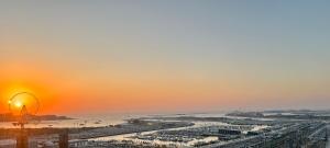 una vista aérea de una ciudad al atardecer en Marina Bliss: Stunning Views, By Marina Walk & JBR, en Dubái
