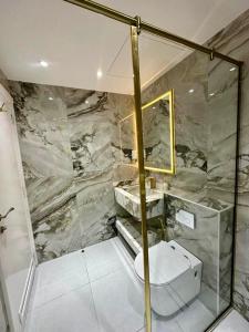 y baño con ducha, lavabo y aseo. en Marina Bliss: Stunning Views, By Marina Walk & JBR, en Dubái