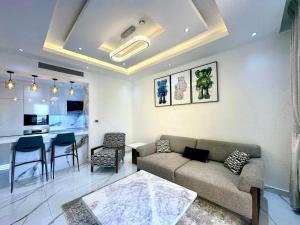 sala de estar con sofá y cocina en Marina Bliss: Stunning Views, By Marina Walk & JBR, en Dubái
