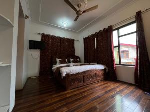 una camera da letto con un letto e una grande finestra di The Light House a Srinagar