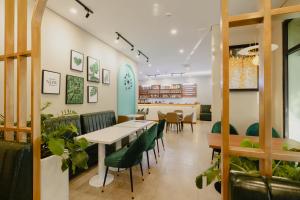 Reštaurácia alebo iné gastronomické zariadenie v ubytovaní Tropical Bay Grand World Phu Quoc