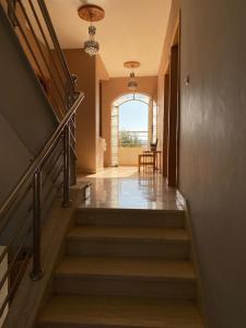 einen Flur mit Treppe und Fenster in einem Haus in der Unterkunft Spacious and Cozy Villa for Peace of Mind, Saidia in Saidia 