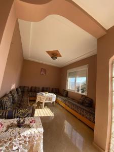 ein Wohnzimmer mit einem Sofa und einem Tisch in der Unterkunft Spacious and Cozy Villa for Peace of Mind, Saidia in Saidia 