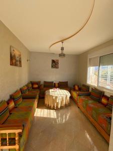 ein Wohnzimmer mit Sofas und einem Tisch in der Unterkunft Spacious and Cozy Villa for Peace of Mind, Saidia in Saidia 