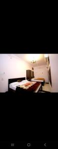 瓦拉納西的住宿－New hotel blue stars，一间客房内配有两张床的房间