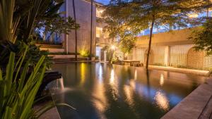 ein Swimmingpool mitten in einem Gebäude in der Unterkunft Cozy Stay Bali by ARM Hospitality in Seminyak