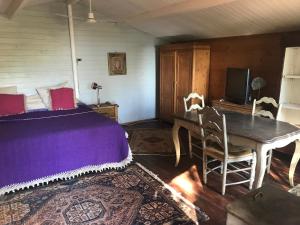 1 dormitorio con 1 cama, escritorio y TV en Casa del Paso, en Bolulla