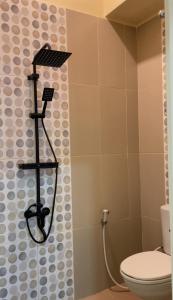 Kamar mandi di Farastha Homestay