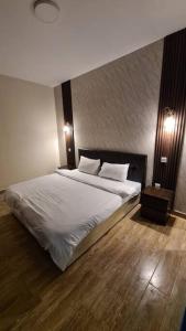 um quarto com uma grande cama branca e 2 almofadas em درة العروس شاليه شاطئ البرادايس em Durat Alarous