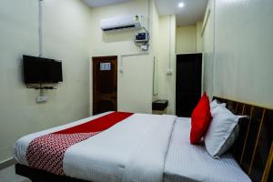 מיטה או מיטות בחדר ב-OYO Flagship Hotel Panghat