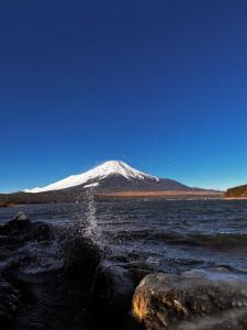 una montaña en medio de un cuerpo de agua en Vegetarian House Jamoo, en Yamanakako