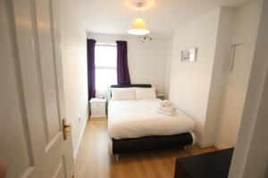 a small bedroom with a bed and a window at Contemporary 2 bed flat in Bristol, Free Parking in Bristol