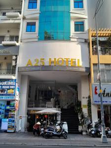 een hotel met motoren die er voor geparkeerd staan bij A25 Hotel - 255 Lê Thánh Tôn in Ho Chi Minh-stad