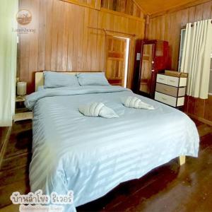 1 cama blanca grande con 2 almohadas en Private riverview in the nature en Chiang Khan