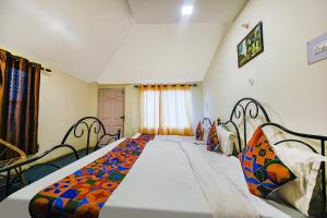 1 dormitorio con 2 camas y ventana en FabExpress 180 Degree Resort en Mussoorie
