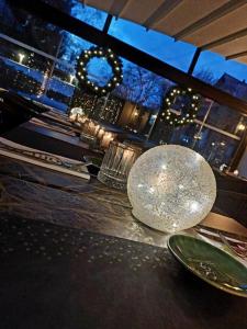 een tafel met borden en glazen erop bij Hotel de Boskar Houthalen in Aan de Wolfsberg