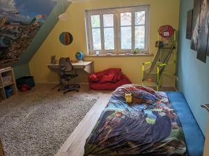 1 dormitorio con cama y escritorio. en Ferienhaus-Selker-Noorblick-mit-Thermomix, en Selk