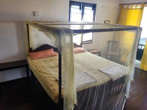 Ένα ή περισσότερα κρεβάτια σε δωμάτιο στο Beach Villa Yin near Hikkaduwa, with Pool and Cook - Semi-detached House