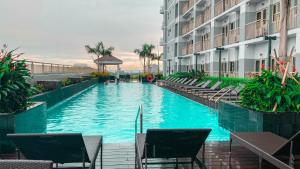 a swimming pool in the middle of a building at RQ Cozy One Bedroom Condo, Coast Residences Pasay in Manila