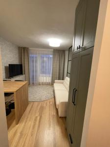 een woonkamer met een witte bank en een bureau bij Apartmán TOMI in Brezno