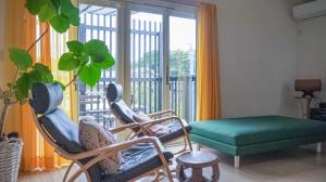 2 stoelen en een bank in een kamer met een raam bij Kamakura vacation house - Vacation STAY 15361 in Kamakura