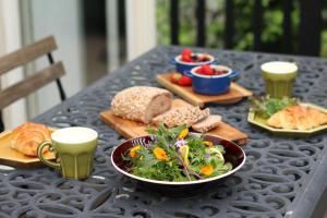 een tafel met borden eten en een kom salade bij Kamakura vacation house - Vacation STAY 15361 in Kamakura