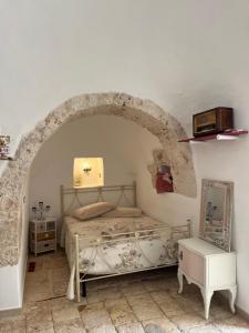 1 dormitorio con cama y techo abovedado en Anglica's Suite, en San Michele Salentino