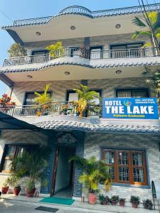 un bâtiment avec un panneau indiquant le motel thelake dans l'établissement Hotel The Lake, à Pokhara