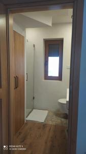 łazienka z toaletą, umywalką i oknem w obiekcie Kuźnia Nowica w mieście Uście Gorlickie