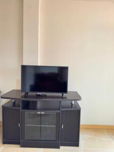 ein schwarzes Entertainment-Center mit einem Flachbild-TV darauf in der Unterkunft Bophut residence & House in Bophut 