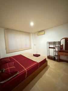 ein Schlafzimmer mit einem roten Bett und einem Fenster in der Unterkunft Bophut residence & House in Bophut 