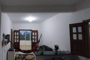 una habitación con una hamaca en el medio de una habitación en Casa Amarela em Camamu - BA en Camamu