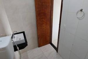W łazience znajduje się prysznic i umywalka. w obiekcie Casa Amarela em Camamu - BA w mieście Camamu
