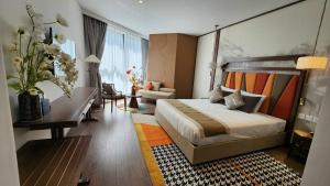 ein Hotelzimmer mit Bett und Schreibtisch in der Unterkunft Seascape Mandala Resort Phan Thiết in Mui Ne