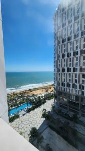 ein Blick auf den Strand vom Balkon eines Gebäudes in der Unterkunft Seascape Mandala Resort Phan Thiết in Mui Ne + 60 Fotos