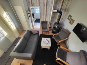 uma vista superior de uma sala de estar com um sofá e cadeiras em Nörderland em Norden
