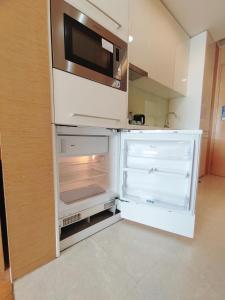 Kuchyň nebo kuchyňský kout v ubytování Snug Gaokong Jiangjing Hotel
