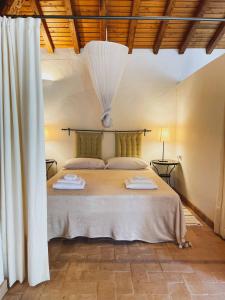 um quarto com uma cama com duas toalhas em Azienda Agricola Pietra Pizzuta em Torre deʼ Passeri