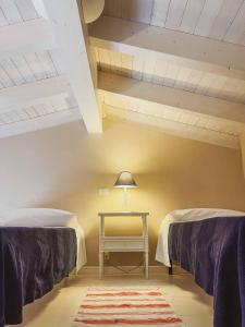 two beds in a room with a table at Azienda Agricola Pietra Pizzuta in Torre deʼ Passeri