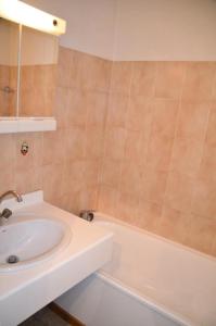 a bathroom with a sink and a bath tub at Résidence Gentianessmb - 2 Pièces pour 4 Personnes 964 in Saint-Martin-de-Belleville