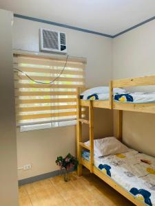 Cette chambre climatisée comprend 2 lits superposés. dans l'établissement Madie's Apartelle near EK & Laguna Technopark, à Santa Rosa